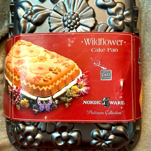 Nordic Ware Wildflower Cake Pan NEW - Picture 1 of 3